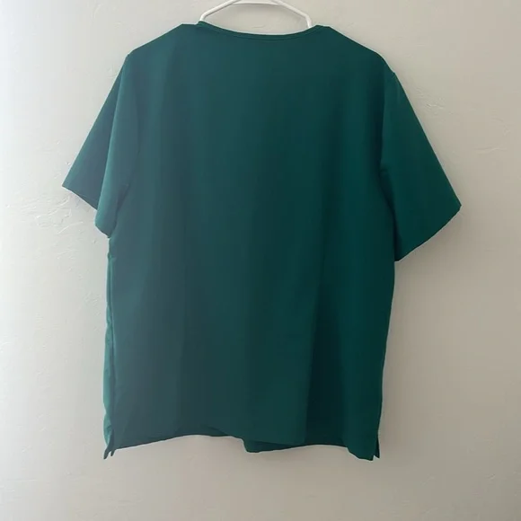 FIGS Casma Three Pocket Scrub Top in Hunter Green - Picture 4 of 7